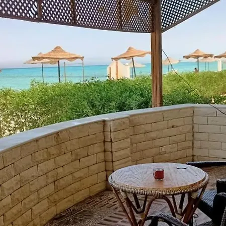شاليه مكيف علي البحر صف أول بحديقة خاصة ومكيف بمنتجع براس سدر